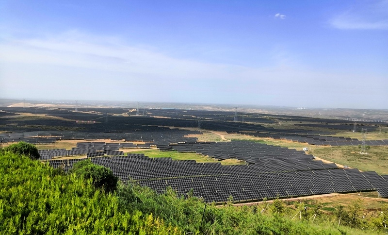 伊金霍洛旗天驕綠能50萬千瓦采煤沉陷區(qū)生態(tài)治理光伏發(fā)電示范項(xiàng)目一角。人民網(wǎng)記者 孫博洋攝
