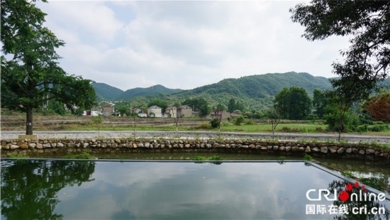 “一帶一路”國(guó)際青年走進(jìn)信陽(yáng)羅山 看“紅”“綠”資源助力鄉(xiāng)村未來(lái)_fororder_何家沖村景 攝影 賈親親.JPG