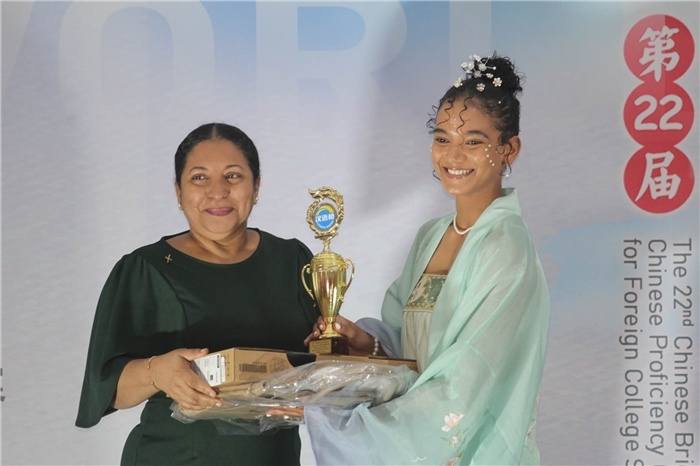 圭亞那大學校長默罕默德為獲獎選手頒發(fā)一等獎。圭亞那大學孔子學院供圖