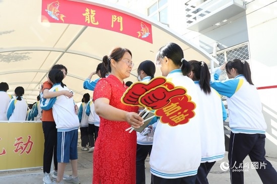 6月7日一早，雄安新區(qū)安新中學(xué)老師在給同學(xué)們加油鼓勁兒。人民網(wǎng) 李兆民攝