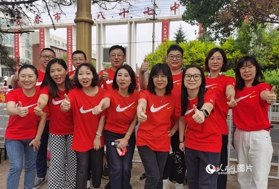 6月7日一早，陽(yáng)光明媚，天氣涼爽，在長(zhǎng)春市第八十七中學(xué)，考生們正陸續(xù)進(jìn)入考場(chǎng)。親友團(tuán)為參加高考的學(xué)子們加油鼓勁。人民網(wǎng)記者 王帝元攝