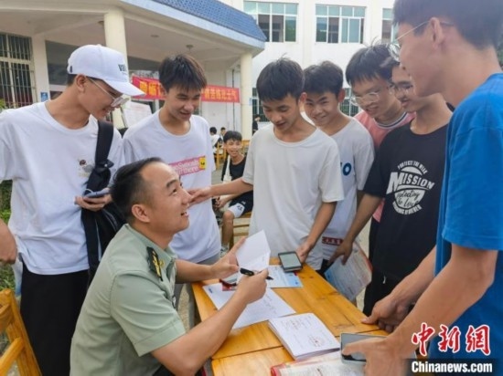 專(zhuān)武干部在講解相關(guān)政策。韋碩 攝