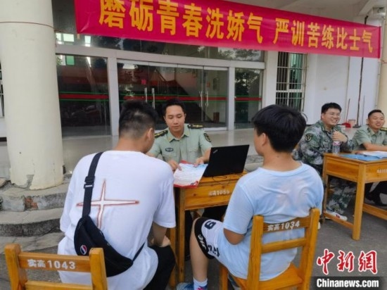 專(zhuān)武干部在講解相關(guān)政策。韋碩 攝