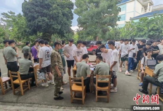 專(zhuān)武干部在發(fā)放兵役登記證。韋碩 攝