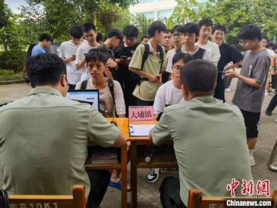 專(zhuān)武干部在發(fā)放兵役登記證。韋碩 攝