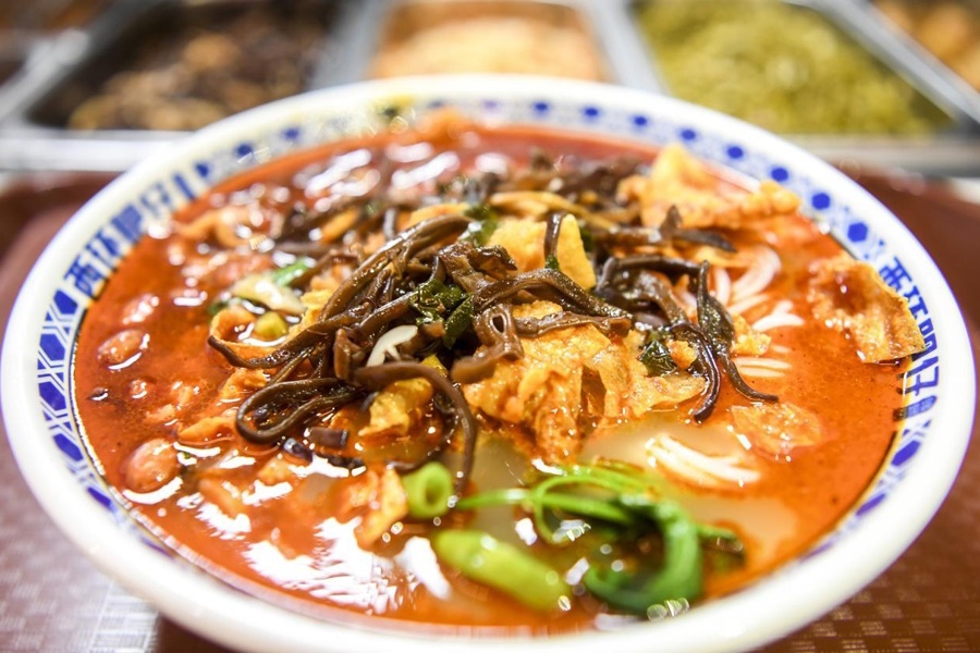 這是廣西柳州市街邊一家螺螄粉店制作的螺螄粉。新華社記者 曹祎銘 攝