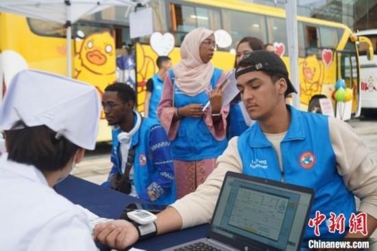 6月13日，在第20個世界獻血者日前夕，20名在贛留學生組團前往血站獻血。吳迪 攝