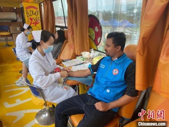 6月13日，在第20個世界獻血者日前夕，20名在贛留學生組團前往血站獻血。吳迪 攝