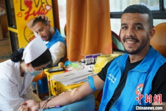 6月13日，在第20個世界獻血者日前夕，20名在贛留學生組團前往血站獻血。吳迪 攝