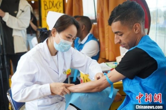 6月13日，在第20個世界獻血者日前夕，20名在贛留學生組團前往血站獻血。吳迪 攝