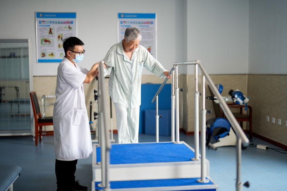 河北省灤南縣一家養(yǎng)老機構的工作人員在指導老人進行康復訓練（2023年5月19日攝）。新華社記者 牟宇 攝