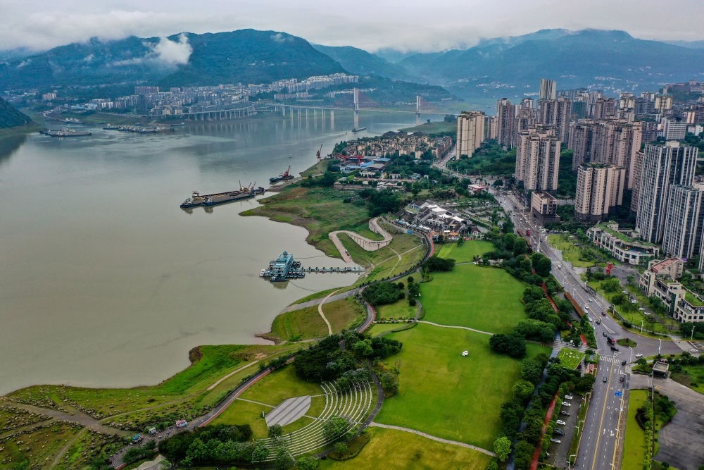 這是2023年6月7日拍攝的位于重慶市云陽縣的云陽城區(qū)環(huán)湖綠道（無人機照片）。當?shù)貙⑸鷳B(tài)治理與生態(tài)修復結合起來，兼顧城市旅游和運動休閑等功能需要，打造環(huán)縣城兩江四岸33公里綠道。新華社記者 唐奕 攝