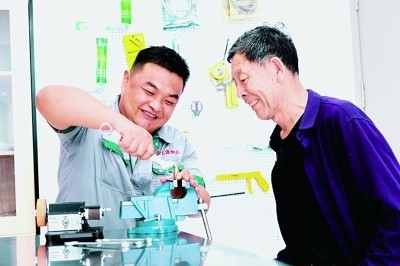 上流佳苑社區(qū)便民服務(wù)中心維修師傅李磊為社區(qū)居民提供服務(wù)。資料圖片