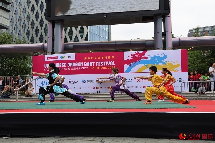 中華武術(shù)表演吸引了眾多英國(guó)觀眾。人民網(wǎng)記者 邢雪攝