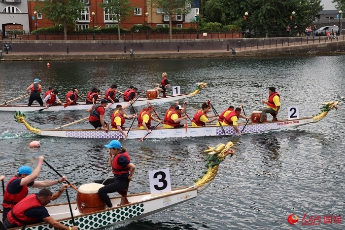 2023全英中華端午龍舟會(huì)比賽現(xiàn)場(chǎng)，幾支隊(duì)伍你追我趕。人民網(wǎng)記者 邢雪攝