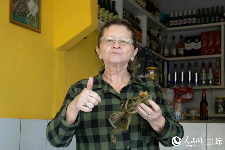 圣瑪塔社區(qū)居民品嘗粽子。王天聰攝