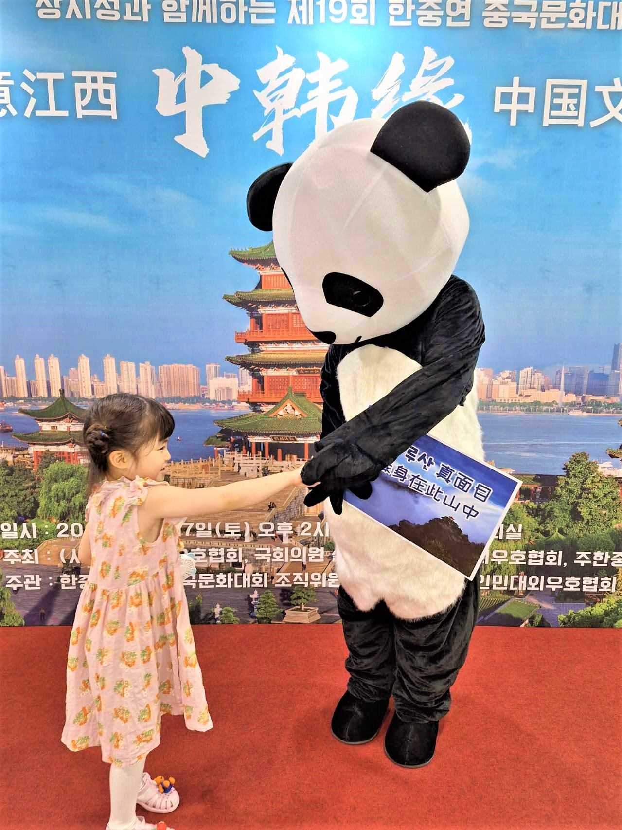 “詩(shī)意江西”——第十九屆“中韓緣”中國(guó)文化大賽決賽暨頒獎(jiǎng)典禮17日在韓國(guó)國(guó)會(huì)議員會(huì)館舉行。韓中文化友好協(xié)會(huì)供圖