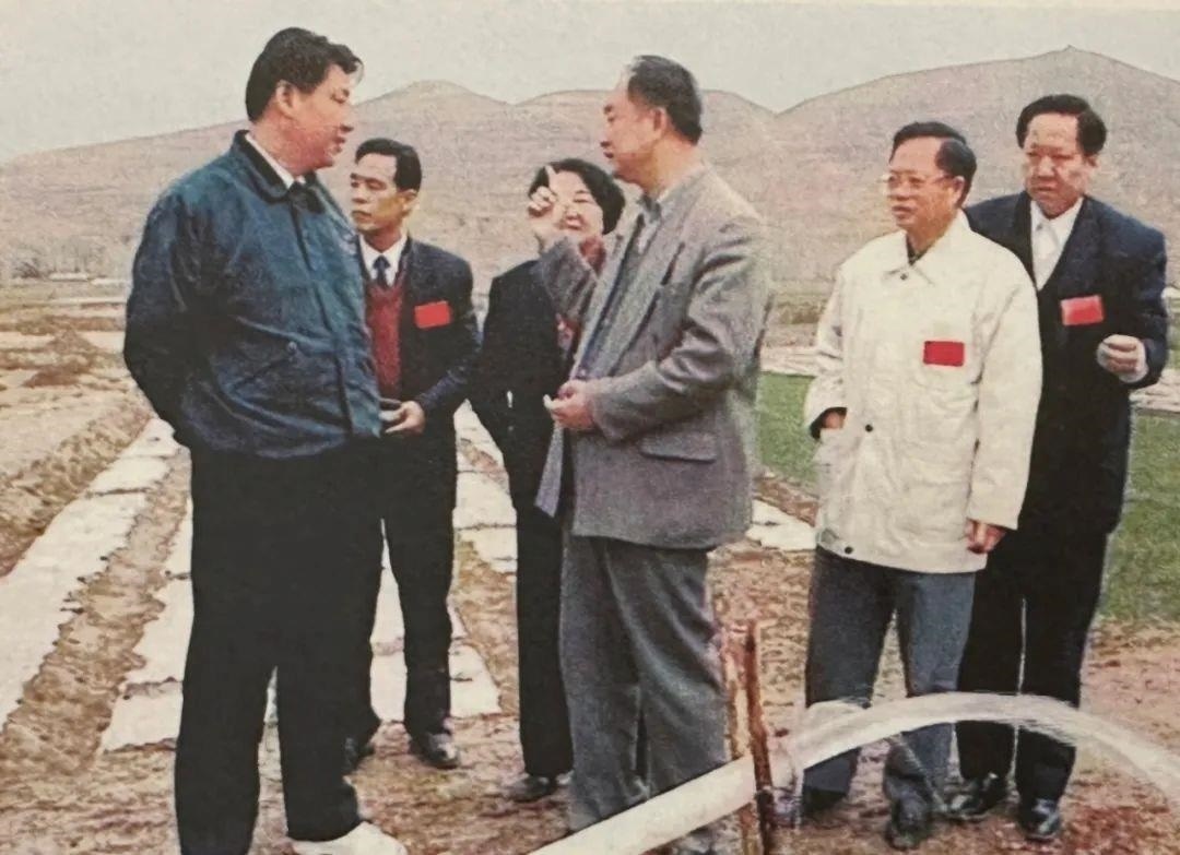 △1997年4月20日，習(xí)近平在寧夏固原市隆德縣調(diào)研。