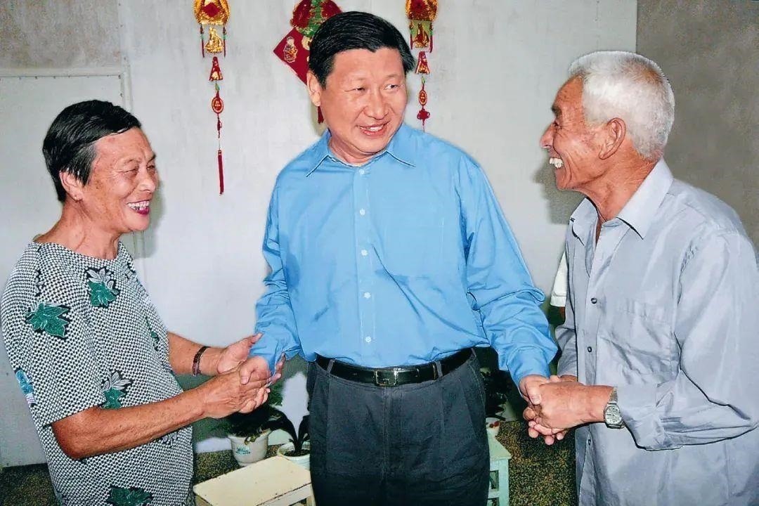 △2006年9月21日，習(xí)近平在浙江省舟山市普陀區(qū)東極鎮(zhèn)看望當(dāng)?shù)貪O民。