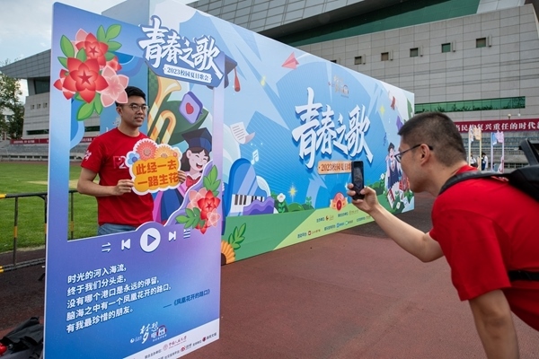 學(xué)生在市集打卡拍照。人民網(wǎng)記者 翁奇羽攝