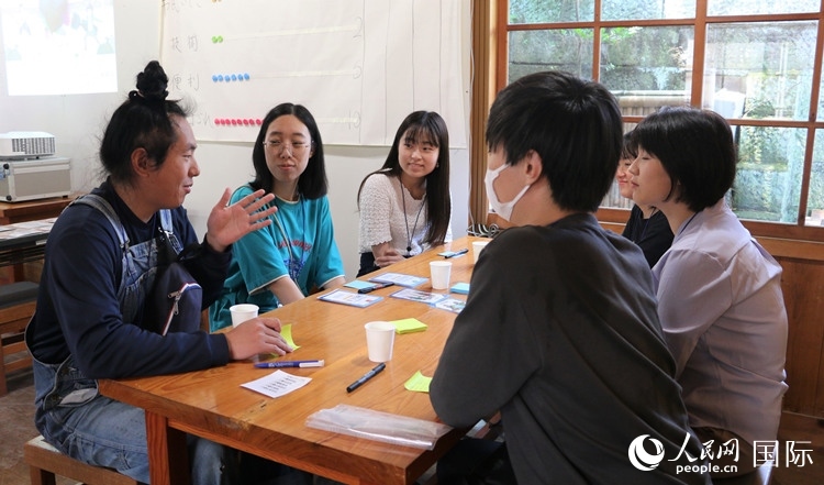 通過卡片游戲，模擬如何解決海洋垃圾問題。人民網(wǎng) 許可攝