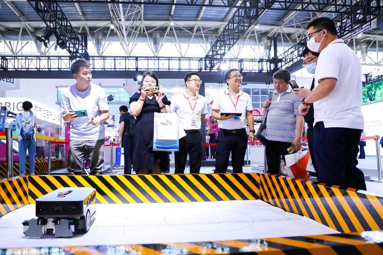 講解員向觀眾介紹智能劃線機器人。來源：受訪方供圖