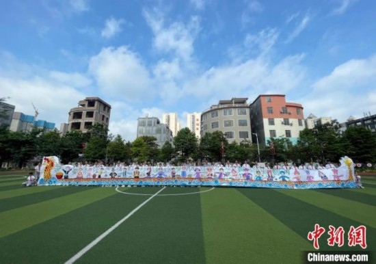 圖為學(xué)生們展示剛完成的長卷。 興業(yè)縣融媒體中心供圖