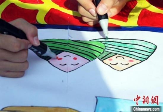 圖為長卷繪畫現(xiàn)場。 興業(yè)縣融媒體中心供圖