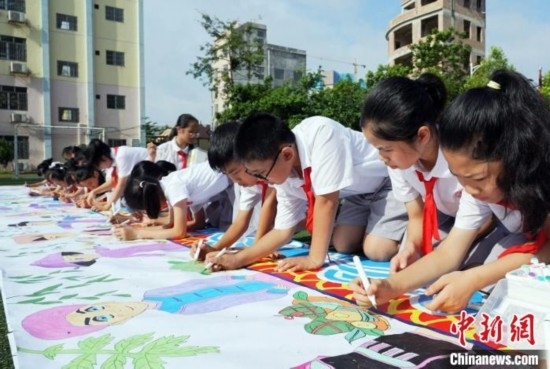 圖為學(xué)生們用手中畫筆在進(jìn)行創(chuàng)作。 興業(yè)縣融媒體中心供圖