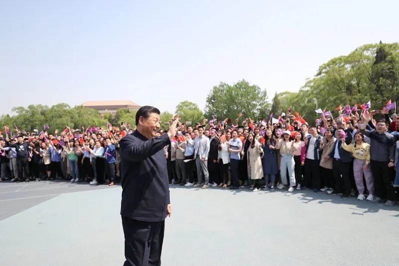 2021年4月19日，在清華大學(xué)建校110周年校慶日即將來(lái)臨之際，習(xí)近平來(lái)到清華大學(xué)考察。圖為習(xí)近平離開(kāi)學(xué)校時(shí)，同師生們揮手致意。新華社記者 鞠鵬 攝