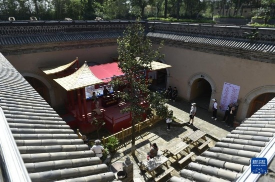 6月23日，游人在三門峽市陜州地坑院景區(qū)內(nèi)游覽。