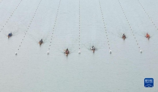6月23日，在江蘇省泰州市水上運動訓練基地，人們參加龍舟比賽（無人機照片）。
