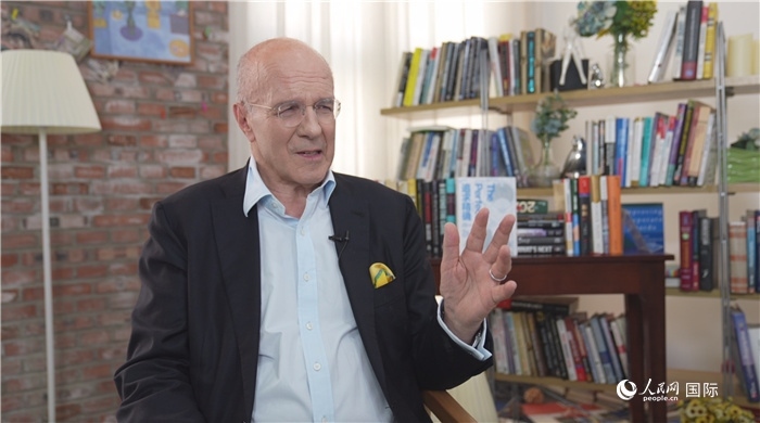 西蒙·溫切斯特接受人民網(wǎng)采訪。人民網(wǎng)記者 劉寧攝