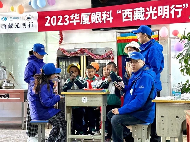 華廈眼科醫(yī)務(wù)人員對當(dāng)?shù)厣倌陜和M(jìn)行近視、弱視、斜視篩查。人民網(wǎng)記者 李棟攝