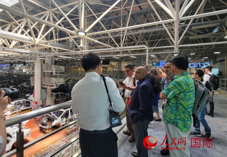 外媒記者在廣汽埃安車間參觀。人民網(wǎng) 寧玉瑛攝