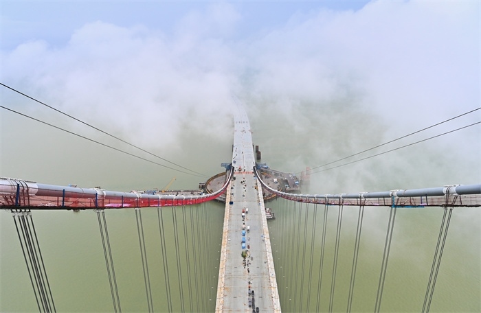 從270米高塔俯瞰深中通道伶仃洋大橋施工現(xiàn)場。（中交集團(tuán)供圖）