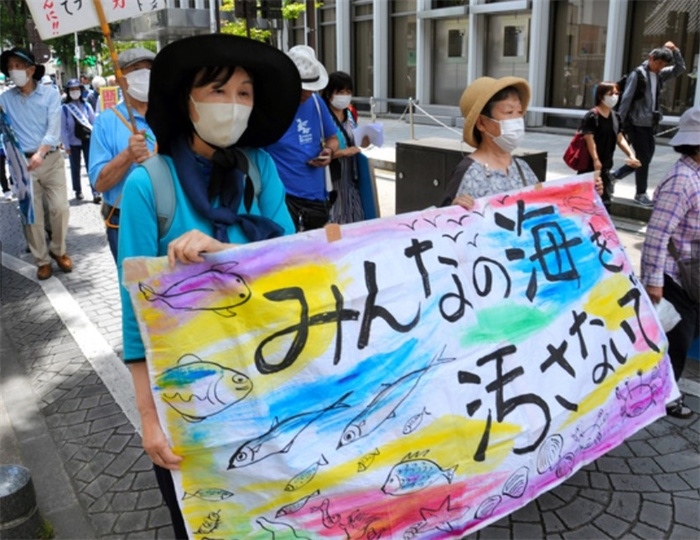 2023年6月20日，日本民眾在福島縣政府周圍舉行抗議活動(dòng)，強(qiáng)烈反對核污水排海計(jì)劃，呼吁保護(hù)漁業(yè)資源。圖片來源：《朝日新聞》