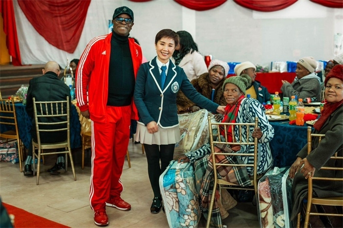 Micheal Mohala中將、黃琳與社區(qū)老人合影。（圖片來(lái)源：廣西大錳南非PMG礦業(yè)有限公司）