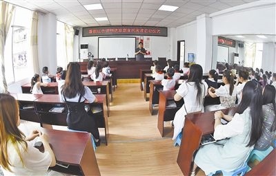  圖②：法院干警向參加活動的學(xué)生和家長講解暑假安全教育知識。