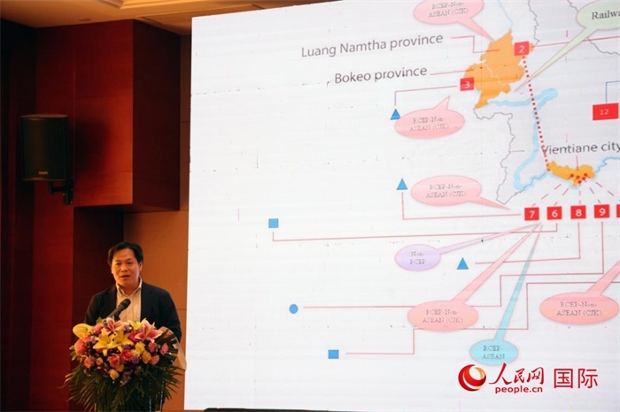 老撾計劃與投資部發(fā)展研究院院長史提羅斯·拉斯福尼在活動現(xiàn)場發(fā)言。人民網(wǎng)記者楊一攝