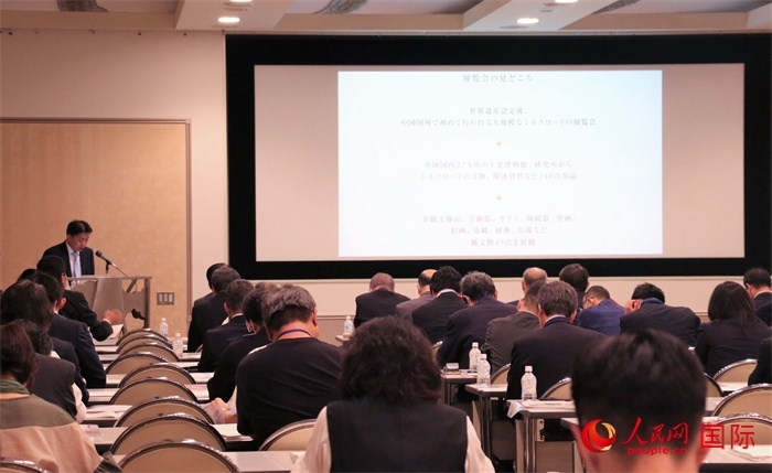 富士美術(shù)館文藝部長平野賢一介紹展覽內(nèi)容。（人民網(wǎng) 許可攝）