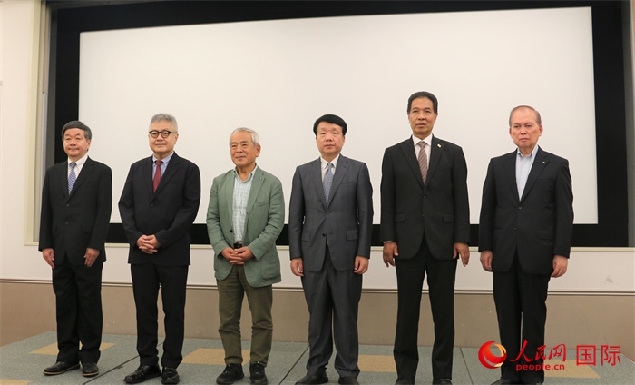 主辦方與嘉賓合影。（人民網(wǎng) 許可攝）