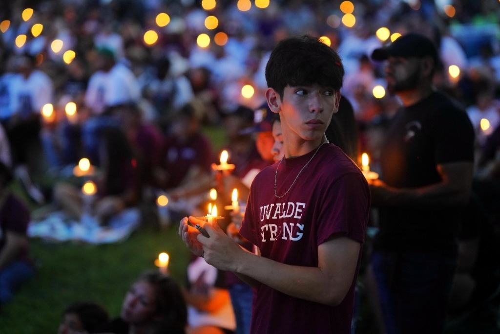 5月24日，在美國得克薩斯州小城尤瓦爾迪，人們參加守夜儀式悼念校園槍擊遇害者。當日是美國尤瓦爾迪大規(guī)模校園槍擊事件一周年。新華社記者吳曉凌攝