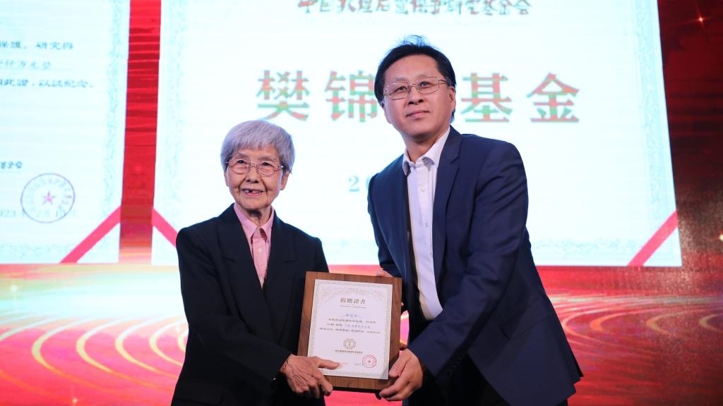 國家文物局黨組成員、副局長解冰（右）為樊錦詩（左）頒發(fā)捐贈證書。新華社記者張睿 攝