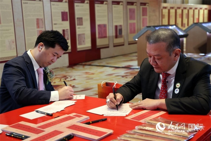 觀眾在展覽現(xiàn)場設置的體驗區(qū)手寫“批信”。人民網(wǎng)記者楊一攝