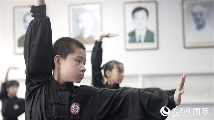 正在練習(xí)劈掛拳的武術(shù)學(xué)童。人民網(wǎng)記者 袁蒙攝