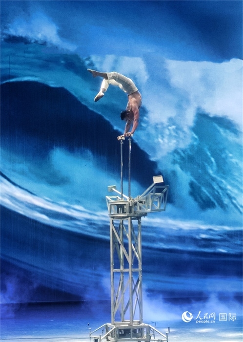 吳橋雜技大世界中的雜技演出。人民網(wǎng) 趙昭攝