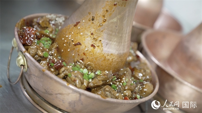 滄州火鍋雞。人民網(wǎng)記者 袁蒙攝