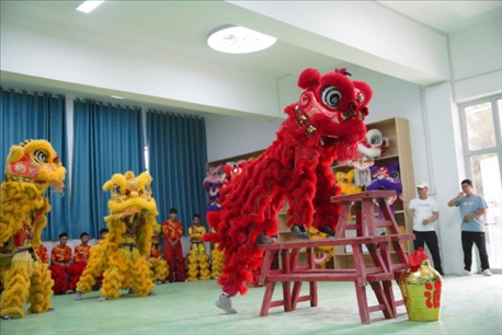 開課儀式現(xiàn)場(chǎng)，疏附縣第一中學(xué)舞獅隊(duì)的醒獅表演。