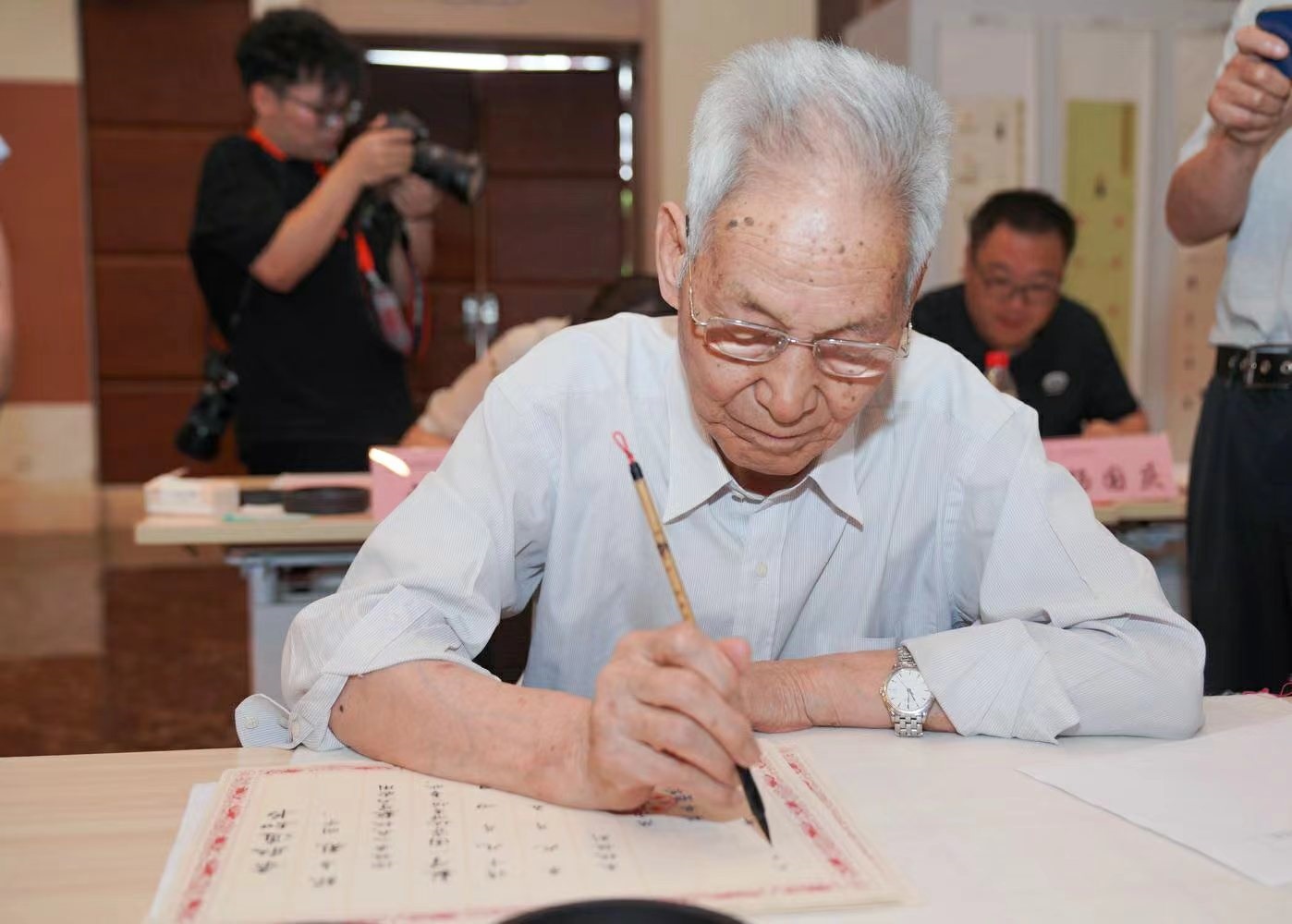 老教授們用毛筆書寫2023級新生錄取通知書。校方供圖